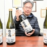 戦前に途絶えた「播磨鶴」を復活させた本田雄一郎さん。ラベルの文字は１２０年前の創業時と同じという＝姫路市網干区高田、本田商店