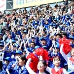 好プレーにわき上がるスタンド＝２１日午前、西宮市の甲子園球場（撮影・中西幸大）