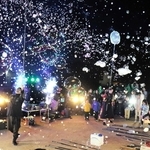 コロナ禍で入学した6年生の卒業祝う　姫路・手柄小のPTA企画　夜の校庭でシャボン玉、花火も