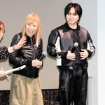 コシノミチコさん（左）が手がけた新作のレザージャケットを着用して登壇した竹中雄大さん＝ホテルモントレ姫路