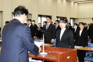 姫路市の清元秀泰市長（左）から辞令交付を受ける改発美友さん＝同市役所