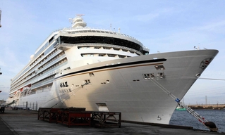 姫路港に初入港した「飛鳥３」＝姫路市飾磨区細江