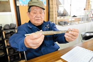 中国から輸入した材料で「レアアース磁石」を製造する姫路電子の網嶋重昭社長＝姫路市白浜町