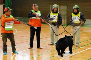 クマの生活圏への出没を想定した緊急銃猟の訓練＝今年２月、姫路市夢前町神種