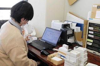 姫路市職員の名刺を印刷するオフィスサポートルームの一角。春の異動期は注文が殺到する＝同市役所