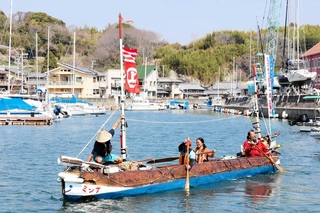 的形ヨットハーバーを出航した丸木舟「ミンナ」。右端が雨宮国広さん＝姫路市的形町