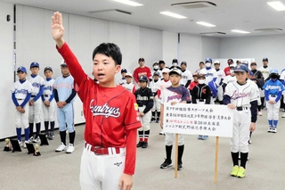 選手宣誓する高岡西カントリーズの古屋奏斗主将（左前）＝ウインク球場