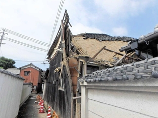 姫路市が２０１６年に略式代執行で解体した「特定空き家」（同市提供）