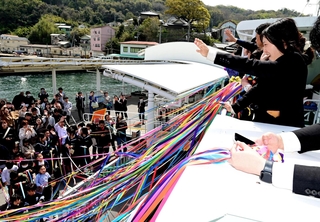 港に集まった生徒、児童たちに船上から別れを告げる教員たち＝６日午前、姫路市家島町の宮港