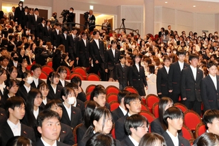 開校・入学式の会場に入場する新入生ら＝姫路市辻井９、パルナソスホール