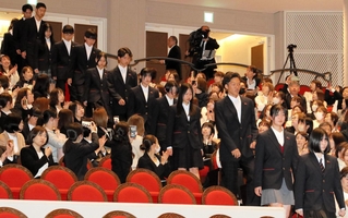 開校・入学式の会場に入場する新入生ら＝姫路市辻井９、パルナソスホール