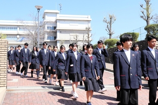 緊張した表情で姫路市立高校の開校・入学式に向かう１期生＝姫路市辻井９