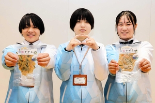 国際手話で「藍姫チヂミ」と表現する倉本華さん（中央）ら国際大会に出場する生徒たち＝姫路市井ノ口、姫路商業高校