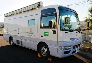 姫路市立図書館が運営していた自動車文庫「しろかげ号」（提供）