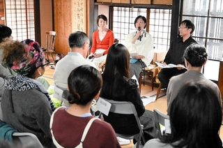 ドイツ、ロシアや長崎を経て姫路にたどり着いたピアノの歴史を語る井口淳子教授（奥中央）ら＝姫路市網干区新在家