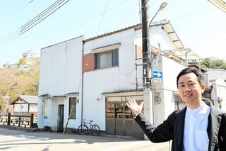 築８０年超の古民家を改修してにぎわいを生む「小利木町プロジェクト」を始めた、白鷺ニット観光事業室の平井賢さん＝姫路市小利木町