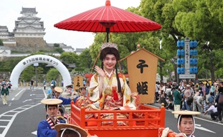 昨年の姫路お城まつりのパレードの様子＝姫路・大手前通り