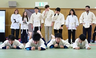 米国の生徒の前で柔道の実演を行う家島中生＝家島中学校