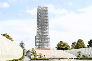 足場に囲われた慰霊塔。設置から７０年となるのを前に補修工事が始まる＝姫路市西延末