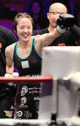 国際ボクシング連盟（ＩＢＦ）の世界女子アトム級王座決定戦でベルト獲得に挑んだ鵜川菜央さん（提供）