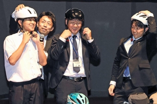 自転車用ヘルメットの正しい着用方法について説明を受ける生徒ら＝姫路市辻井９