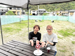 イチゴのビニールハウスに隣接した完全貸し切りのドッグラン。パフェを味わいながらゆったり楽しめる＝夢街道ファーム６７