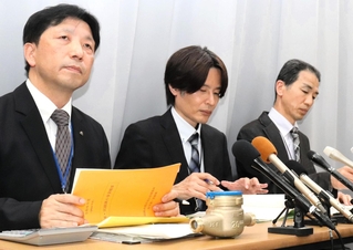 姫路市営住宅で水道メーターが１２６個盗まれ、会見する同市職員＝２８日午後、同市役所