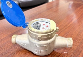 姫路市営住宅で盗まれた水道メーターと同型のメーター＝２８日午後、同市役所