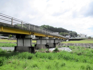 姫路市が通行止めにした鹿谷橋。写真の左から２基目の橋脚が沈下した＝姫路市夢前町前之庄（同市提供）