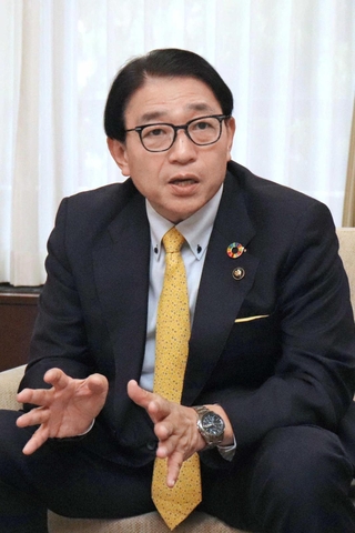 姫路市の施策や課題について語る清元秀泰市長＝姫路市役所