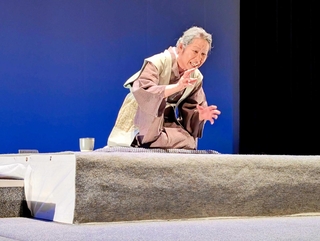 「母～多喜二の母」を演じる末永直美さん（神戸芝居カーニバル実行委員会提供）