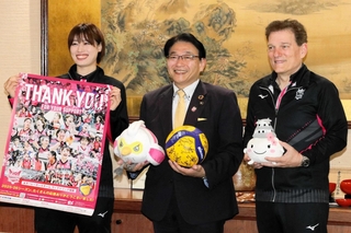 姫路市の清元秀泰市長（中央）を表敬訪問したヴィクトリーナ姫路の佐々木千紘主将（左）とアヴィタル・セリンジャー監督＝姫路市役所