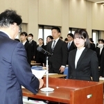 姫路市の清元秀泰市長（左）から辞令交付を受ける改発美友さん＝同市役所