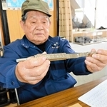 中国から輸入した材料で「レアアース磁石」を製造する姫路電子の網嶋重昭社長＝姫路市白浜町