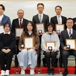 改発久樹消防局長（後列右端、当時）から表彰された人たちと阿部こころさん（前列左端）＝姫路市防災センター