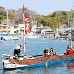 的形ヨットハーバーを出航した丸木舟「ミンナ」。右端が雨宮国広さん＝姫路市的形町