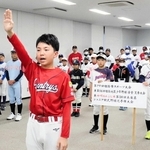 選手宣誓する高岡西カントリーズの古屋奏斗主将（左前）＝ウインク球場