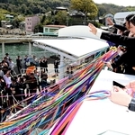 港に集まった生徒、児童たちに船上から別れを告げる教員たち＝６日午前、姫路市家島町の宮港