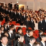 開校・入学式の会場に入場する新入生ら＝姫路市辻井９、パルナソスホール