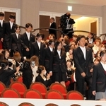 開校・入学式の会場に入場する新入生ら＝姫路市辻井９、パルナソスホール