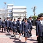 緊張した表情で姫路市立高校の開校・入学式に向かう１期生＝姫路市辻井９