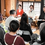 ドイツ、ロシアや長崎を経て姫路にたどり着いたピアノの歴史を語る井口淳子教授（奥中央）ら＝姫路市網干区新在家