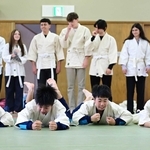 米国の生徒の前で柔道の実演を行う家島中生＝家島中学校