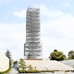 足場に囲われた慰霊塔。設置から７０年となるのを前に補修工事が始まる＝姫路市西延末