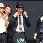 自転車用ヘルメットの正しい着用方法について説明を受ける生徒ら＝姫路市辻井９