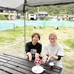 イチゴのビニールハウスに隣接した完全貸し切りのドッグラン。パフェを味わいながらゆったり楽しめる＝夢街道ファーム６７