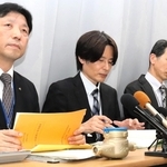 姫路市営住宅で水道メーターが１２６個盗まれ、会見する同市職員＝２８日午後、同市役所