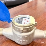 姫路市営住宅で盗まれた水道メーターと同型のメーター＝２８日午後、同市役所