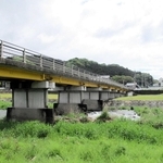 姫路市が通行止めにした鹿谷橋。写真の左から２基目の橋脚が沈下した＝姫路市夢前町前之庄（同市提供）