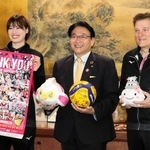 姫路市の清元秀泰市長（中央）を表敬訪問したヴィクトリーナ姫路の佐々木千紘主将（左）とアヴィタル・セリンジャー監督＝姫路市役所